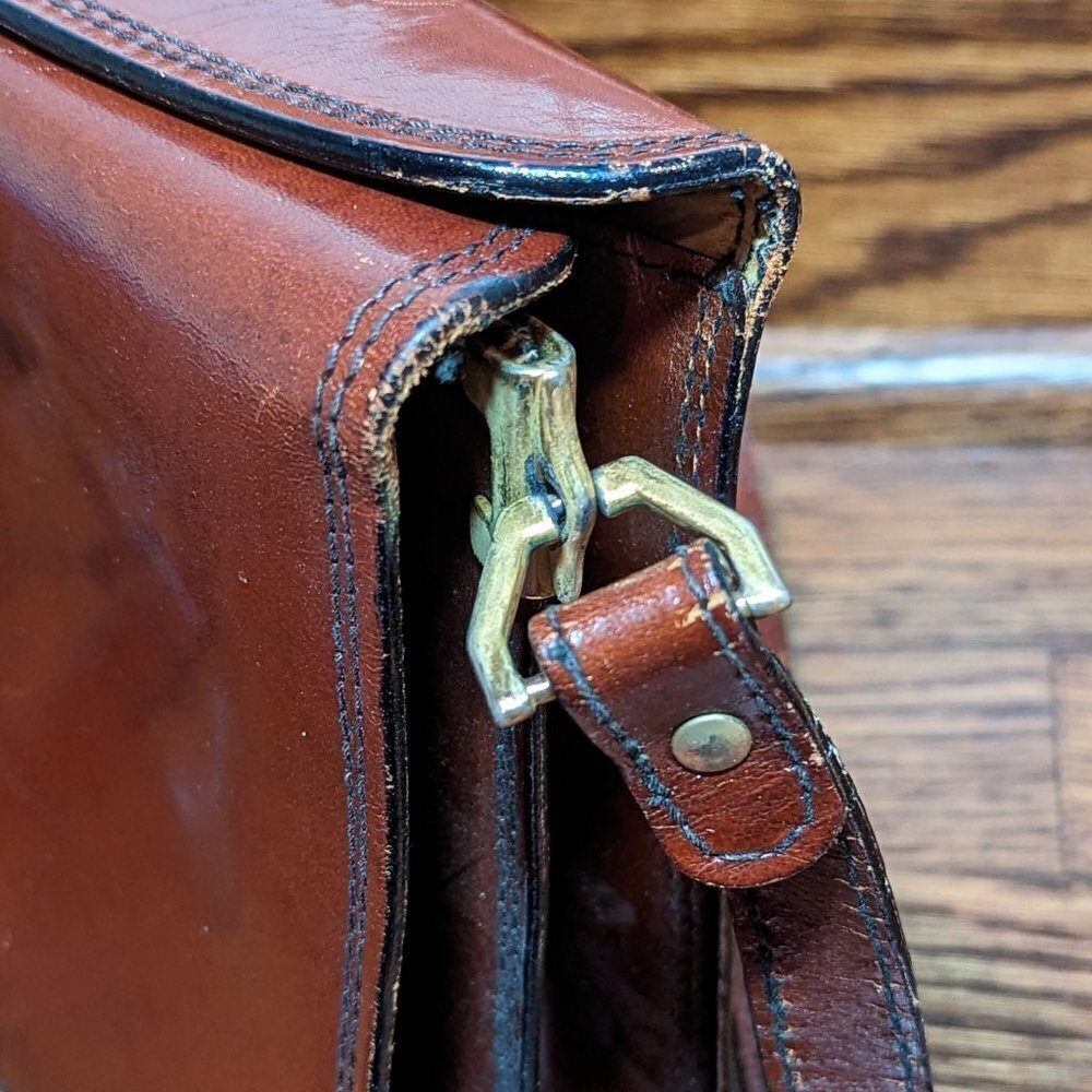 Vintage camel brown leather handbag with buckled shoulder strap and foldover top - Picture 10 of 12